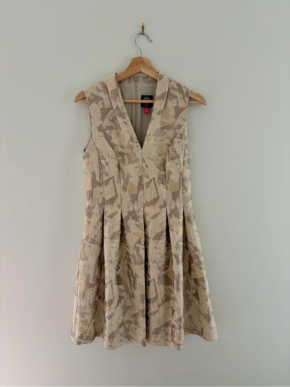 Vince Camuto Gold & Cream Sleeveless V-Neck Fit and Flare Jacquard Dress, US 6
